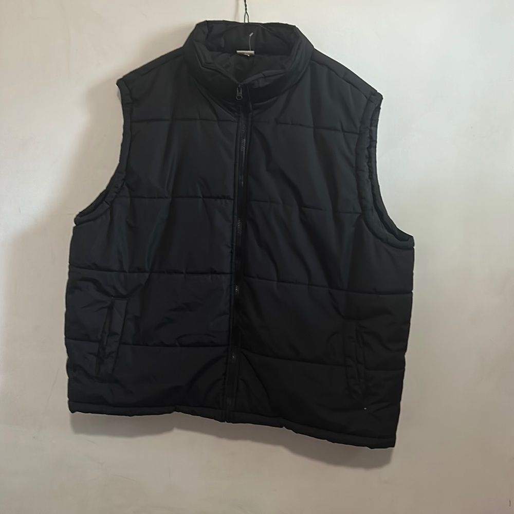 Men 2X or XXL puffer black Vest